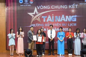 Sinh viên Nguyễn Ngọc Bích Loan, Trường Đại học Tôn Đức Thắng nhận Giải Nhất cuộc thi. 