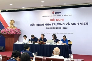 Ban giám hiệu Trường ĐH Hùng Vương TPHCM tại buổi đối thoại với sinh viên. 