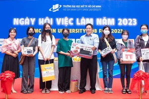 Một doanh nghiệp trao quà cho sinh viên.