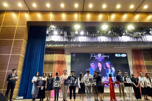 Đại diện BITEX trao giải cho 3 đội thi xuất sắc hạng mục Second Chance với đề thi BITEX.