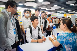 Các sinh viên tham gia phỏng vấn trực tiếp tại VJIT JOB FAIR 2023