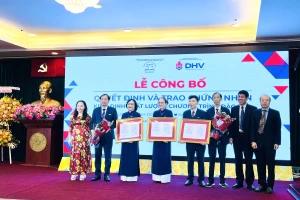 Lãnh đạo Trường ĐH Hùng Vương TPHCM cùng đại diện các khoa ngành của trường đón nhận Giấy chứng nhận đạt chuẩn kiểm định. 