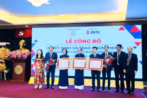 Lãnh đạo Trường ĐH Hùng Vương TPHCM cùng đại diện các khoa ngành của trường đón nhận Giấy chứng nhận đạt chuẩn kiểm định. 