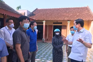 Ông Đỗ Minh Tuấn - Chủ tịch UBND tỉnh Thanh Hóa (bên phải) trực tiếp chỉ đạo điều tra dịch tễ, truy vết sau khi xuất hiện ca mắc Covid-19.