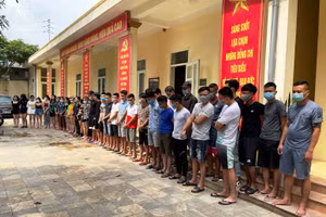 40 thanh niên nam, nữ tổ chức "thác loạn" ma túy, bóng cười trong quán karaoke, bị công an bắt giữ. Ảnh: Công an cung cấp.