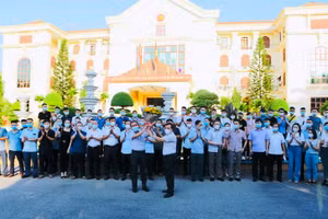 Đoàn cán bộ y tế tỉnh Thanh Hóa chụp ảnh trước khi lên đường làm nhiệm vụ. Ảnh: Bệnh viện Đa khoa Thanh Hóa cung cấp.