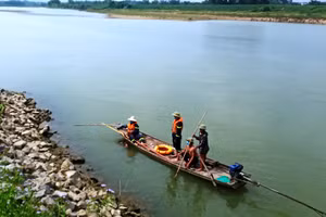 Lực lượng Cản sát PCCC&CNCH, Công an tỉnh Thanh Hóa tìm kiếm nạn nhân đuối nước.