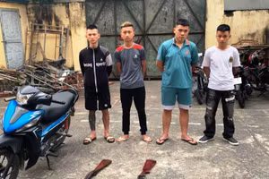 Nhóm thanh niên và tang vật vụ án. Ảnh: Công an Thanh Hóa cung cấp.