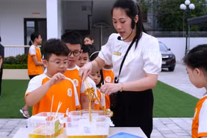 Học sinh thích thú khi tham gia ngày hội “Em yêu khoa học”.