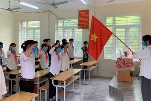 Thầy và trò Trường PTDTBT - THCS Mường Lý (Mường Lát, Thanh Hóa) thực hiện nghi lễ chào cờ khai giảng năm học mới.