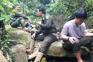 Lực lượng Kiểm lâm Lang Chánh (Thanh Hóa) đi tuần tra, kiểm soát rừng giữa những ngày nắng nóng đỉnh điểm.