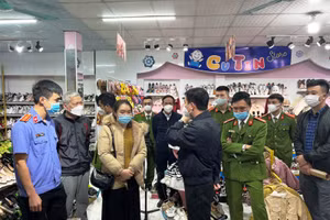 Lực lượng chức năng làm việc tại Shop quần áo Mai Hường.
