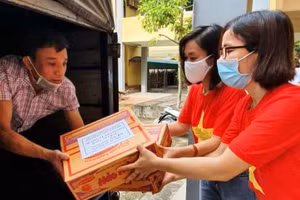 Giáo viên Trường THPT Hàm Rồng (TP Thanh Hóa) quyên góp hàng hóa hỗ trợ nhân dân TP Hồ Chí Minh.