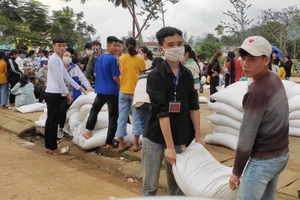 Học sinh TRường THPT Ngọc Lặc nhận gạo hỗ trợ của Nhà nước.