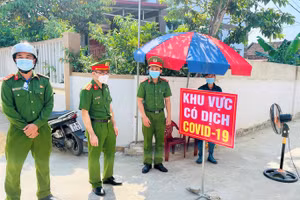 Lực lượng Công an thực hiện công tác phòng chống dịch trên địa bàn huyện Thọ Xuân (Thanh Hóa).
