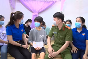 Lực lượng thanh niên tình nguyện tỉnh Thanh Hóa thăm, động viên 1 thí sinh trước kỳ thi.