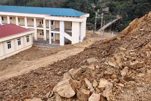 Tình trạng sạt lở mái ta-luy dương đe dọa sự an nguy Trường PTDTBT - THCS Trung Thành, huyện Quan Hóa.