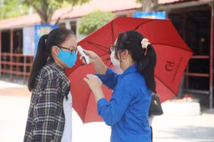 Thí sinh được kiểm tra thân nhiệt tại Hội đồng thi THPT Hàm Rồng (TP Thanh Hóa).