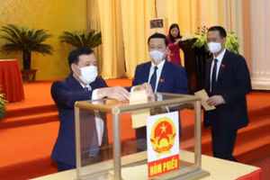 Đại biểu HĐND tỉnh Thanh Hóa bỏ phiếu bầu cử Chủ tịch HĐND (nhiệm kỳ 2021-2026).