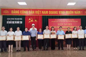 Lãnh đạo SGD&ĐT Thanh Hóa trao Bằng khen cho các Trung tâm HTCĐ có thành tích xuất sắc.