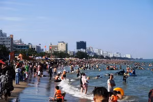 Khách du lịch tắm ở biển Sầm Sơn chiều 30/4.