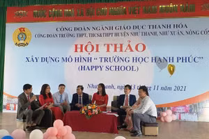 Các đại biểu tham gia chia sẻ kinh nghiệm tại cuộc Hội thảo Xây dựng mô hình Trường học hạnh phúc.