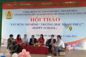 Các đại biểu tham gia chia sẻ kinh nghiệm tại cuộc Hội thảo Xây dựng mô hình Trường học hạnh phúc.