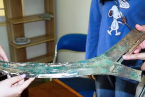 Cổ vật bằng đồng đang được lưu giữ tại UBND xã Ngọc Phụng, huyện Thường Xuân (Thanh Hóa).