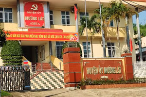 Ban Thường vụ Huyện ủy Mường Lát thống nhất việc đình chỉ ông Lương Chí Hùng và Lương Xuân Thành để phục vụ công tác điều tra, truy tố hai bị can này.