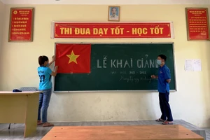 Công tác chuẩn bị khai giảng trong lớp học ở Mường Lát (Thanh Hóa).