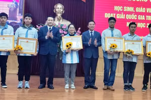 Bí thư Tỉnh ủy Thanh Hóa Đỗ Trọng Hưng (ảnh phải) và Chủ tịch UBND tỉnh Đỗ Minh Tuấn trao thưởng cho 6 học sinh đoạt giải Nhất quốc gia.