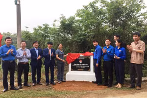 Lãnh đạo Tỉnh Đoàn và huyện Thạch Thành (Thanh Hóa) cắt băng khánh thành cầu Tiên Quang.