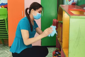 Giáo viên làm vệ sinh trường, lớp học chuẩn bị đón học sinh trở lại trường sau kỳ nghỉ Tết Nguyên đán.