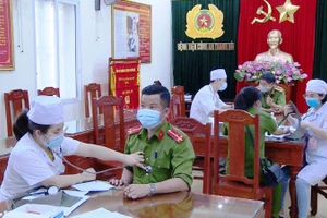 Tiêm vắc xin phòng dịch bệnh Covid-19 cho lực lượng Công an Thanh Hóa.