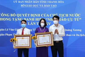 Thừa ủy quyền của Chủ tịch nước, Trưởng ban Tuyên giáo Tỉnh ủy Thanh Hóa trao tặng danh hiệu Nhà giáo ưu tú cho nhà giáo Phạm Thị Hoàng Hiền và Lê Văn Giáo.