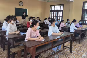 Thí sinh học nội quy, quy chế tại điểm thi Trường THPT Hàm Rồng (TP Thanh Hóa).