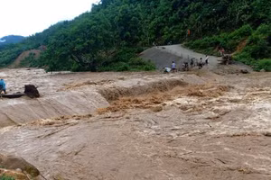 Mưa to, nước suối Sim ở xã Mường Chanh, huyện Mường Lát, Thanh Hóa dâng rất cao. Ảnh: Người dân cung cấp.