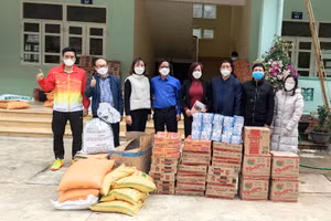 Trao tặng hàng thiết yếu cho các trường học có học sinh phải cách ly do dịch Covid-19, ở huyện Mường Lát (Thanh Hóa).