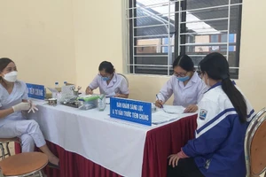 Khám sàng lọc trước khi tiêm vắc xin phòng Covid-19 cho học sinh ở Thanh Hóa.