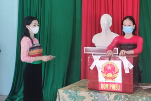 Cử tri Phạm Thị Huyền Diệu (20 tuổi) và Phạm Hà Huyền My, (18 tuổi) ở xã Phú Nghiêm, huyện Quan Hóa, tỉnh Thanh Hóa đi bỏ phiếu.