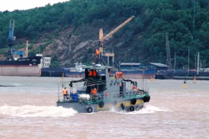 Tàu cứu nạn, cứu hộ của Hải đội 2, Bộ đội Biên phòng Thanh Hóa xuất phát từ Cảng Nghi Sơn ra khu vực tìm kiếm cứu nạn (Ảnh: Hải Đăng)