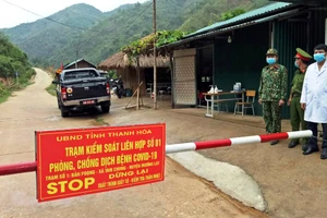 Lực lượng Đồn Biên phòng Tam Chung, huyện Mường Lát (Thanh Hóa) tại trạm kiểm soát phòng, chống dịch bệnh Covid-19 ở khu vực biên giới.