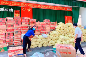 Giáo viên Trường Tiểu học Quảng Hải (Quảng Xương) tập kết hàng hóa hỗ trợ nhân dân TP Hồ Chí Minh.