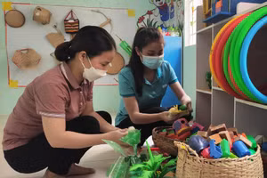 Giáo viên Trường Mầm non Sơn Lư (Quan Sơn, Thanh Hóa) vệ sinh đồ chơi. 