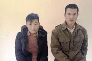 Lương Văn Ước và Lò Khăm Thánh, tại cơ quan Công an. Ảnh: Công an Thanh Hóa.