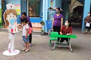 Trường Mầm non Đông Thọ B (TP Thanh Hóa) thực hiện việc đeo khẩu trang, kiểm tra thân nhiệt và sát khuẩn tay cho trẻ trước khi vào lớp học.
