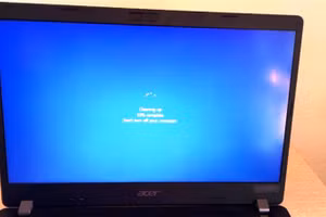 Chiếc máy tính xách tay nhãn hiệu Acer, thuộc diện thiết bị dạy học được cấp về các nhà trường, có biểu hiện khởi động rất chậm chạp.