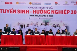 Chuyên gia của Bộ GD&ĐT và nhiều trường đại học tham gia buổi tư vấn tuyển sinh - hướng nghiệp tại Thanh Hóa.