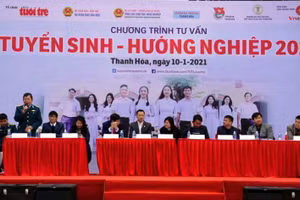 Chuyên gia của Bộ GD&ĐT và nhiều trường đại học tham gia buổi tư vấn tuyển sinh - hướng nghiệp tại Thanh Hóa.