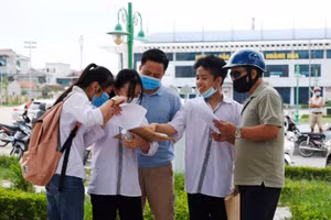 Thí sinh vui vẻ sau khi kết thúc môn thi tiếng Anh.